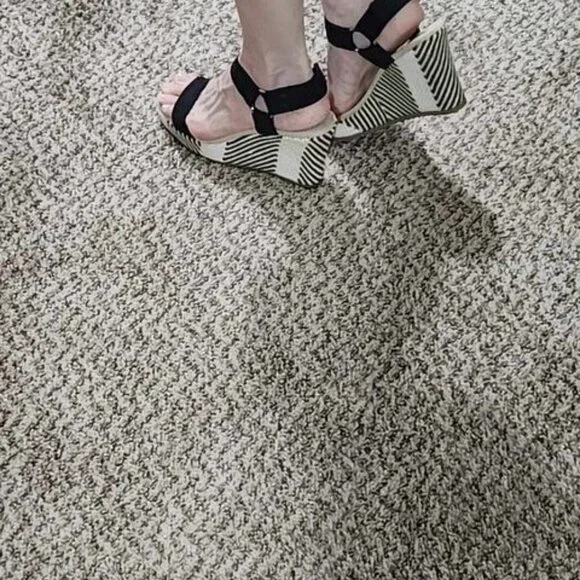 Anne Klein black and cream wedge sandals, like new, so cute sz 7.5 - Picture 4 of 5